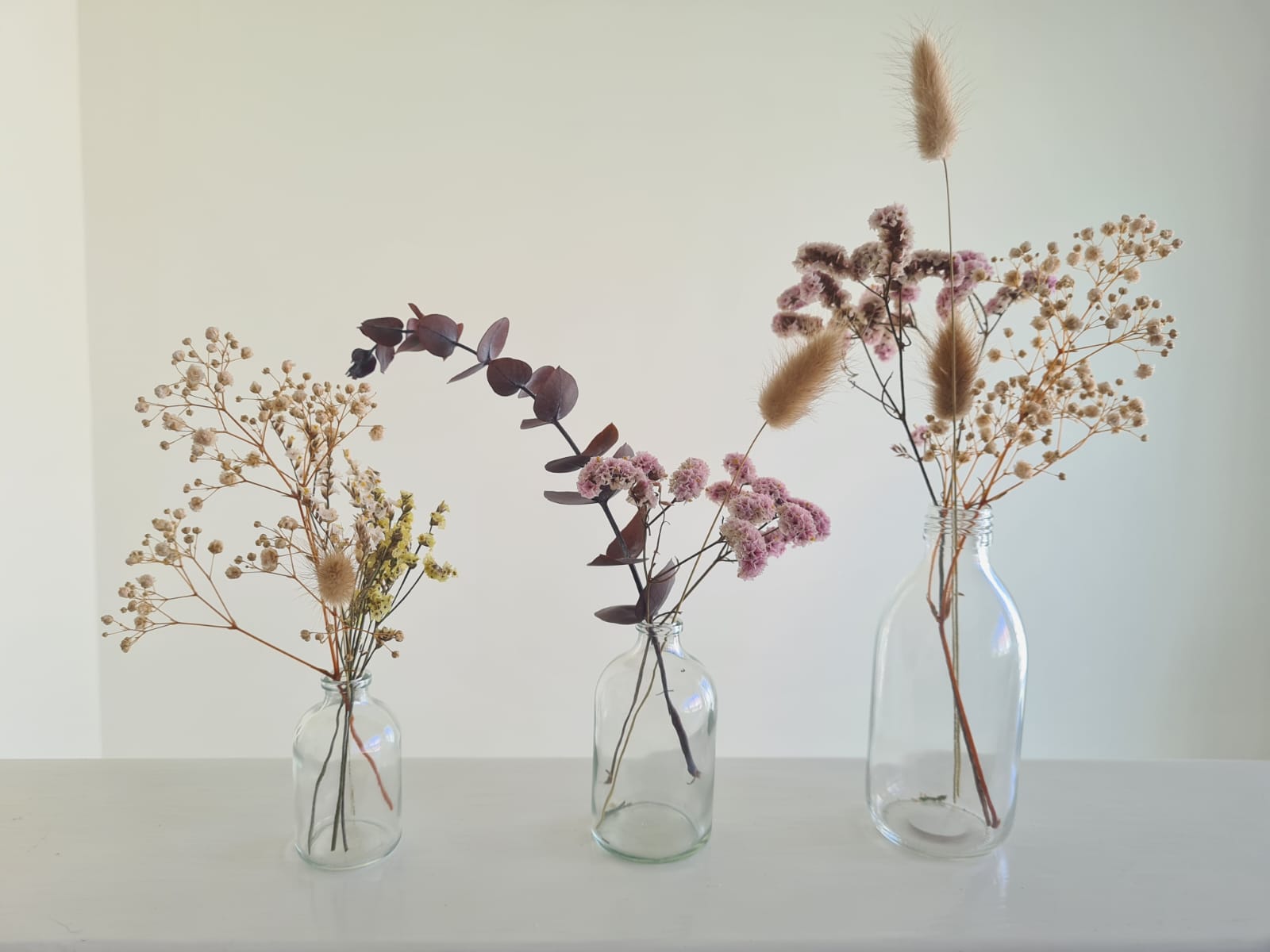 עיצוב פרחים לאירוע או למסעדה באמצעות זרי פרחים יבשים – פתרון מושלם בעלות נמוכה